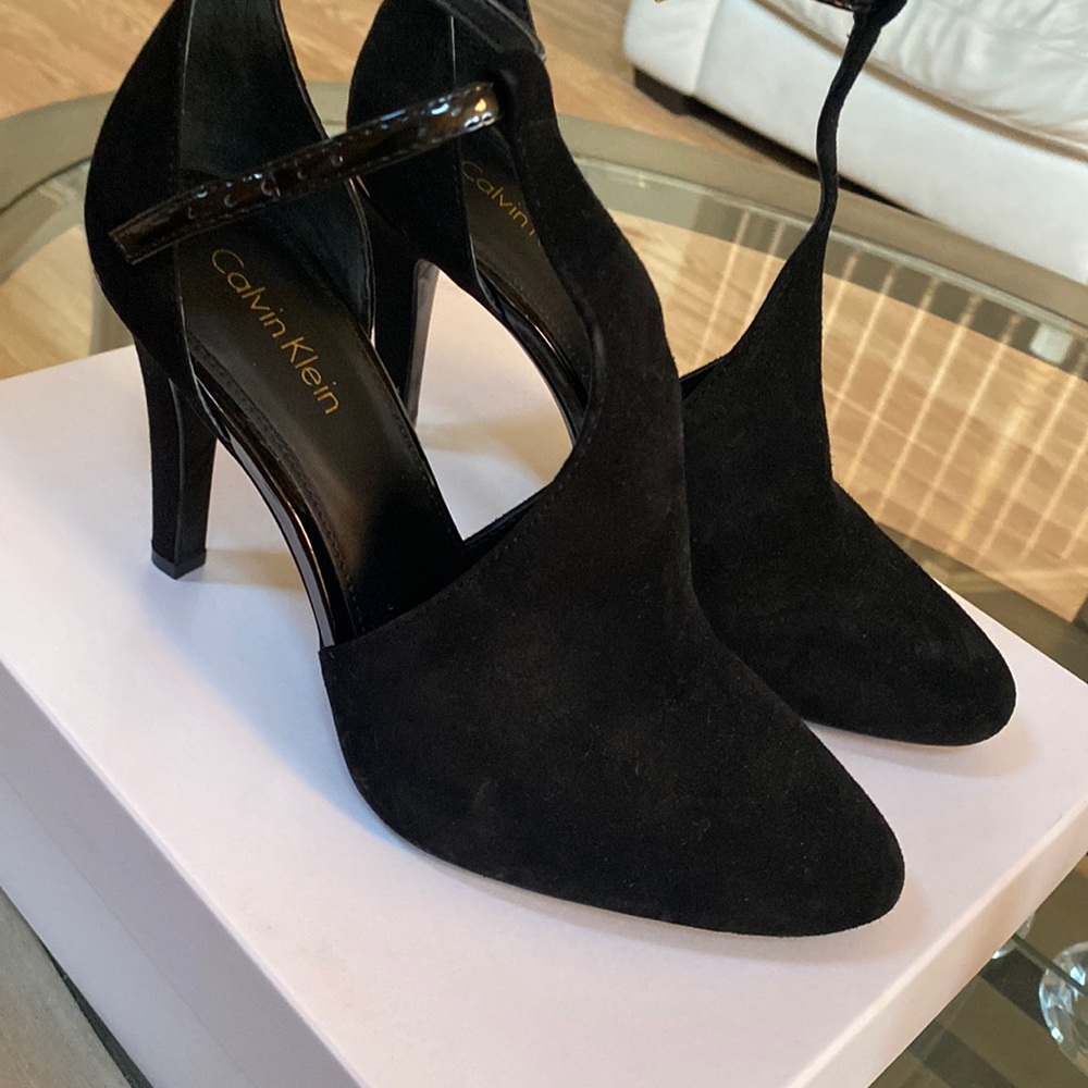 Size 7 heels close toed suede